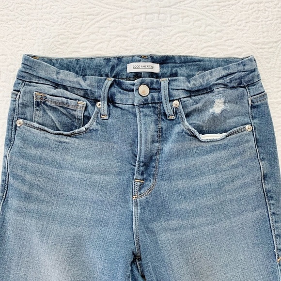 Good American Good Legs Crop‎ Jeans, Light Wash - Picture 4 of 10